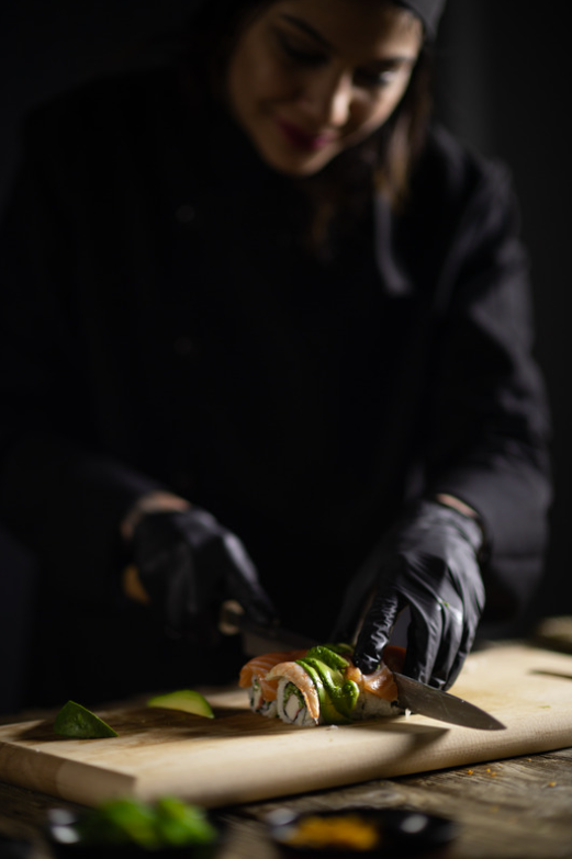 Mujer itamae tras la barra de sushi