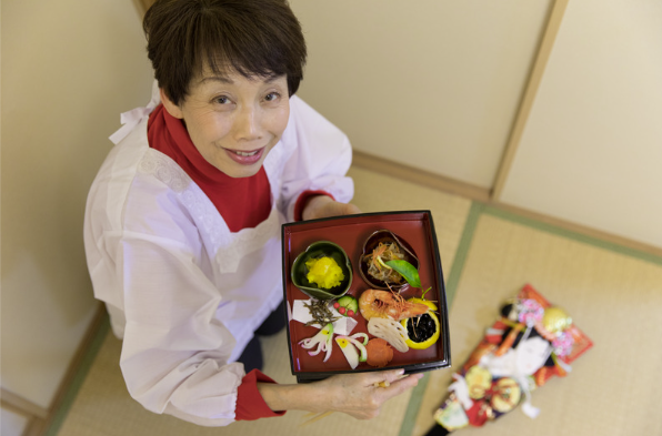 Mujer itamae preparando sushi